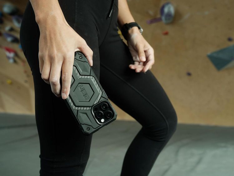 Θήκη UAG Monarch Pro MagSafe Carbon Fiber iPhone 14 Plus ΘΗΚΕΣ uag Θήκη UAG Monarch Pro MagSafe Carbon Fiber iPhone 14 Plus - Image 5
